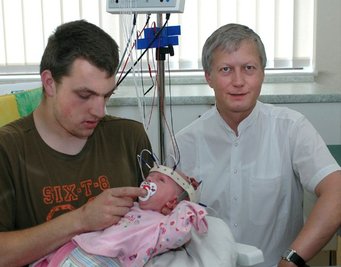 
              <p class="artikelinhalt">Chefarzt Dr. Ralf Hanusch (rechts) hat die Arbeit am Rodewischer Klinikum aufgenommen. Unser Foto zeigt ihn in der EEG-Abteilung bei einer Hirnstrommessung, Nico Günthel hält seine Tochter Lea-Sophie während der Prozedur auf dem Arm. </p>
            