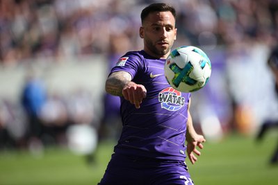 Der Auer Calogero Rizzuto am Ball.