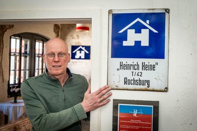 Schlossleiter Dr. Andreas Quermann möchte den Besuchern gern noch mehr über die Geschichte der Jugendherberge erzählen.