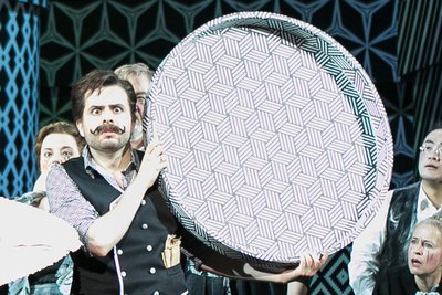 Auf den Deckel: Piotr Buszewski als Fadinard in „Der Florentiner Hut“.