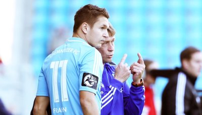 CFC-Trainer Sven Köhler gibt Stürmer Daniel Frahn taktische Anweisungen.