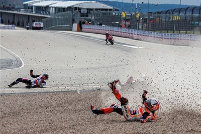 Sachsenring-König Marc Marquez (vorn) stürzte am Freitag spektakulär in Kurve eins. 