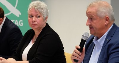 ... Monique Woiton (links, FDP) und Mike Moncsek (AfD).