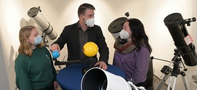 Dorit Keller (r.) und ihre Tochter Smilla interessieren sich für Astronomie. Hier im Gespräch mit Mike Behnke vom Team der Sternwarte. 