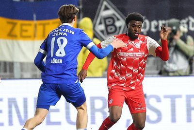 Jenas Elias Löder versucht in dieser Szene, den Zwickauer Lloyd-Addo Kuffour (rechts) zu stoppen.
