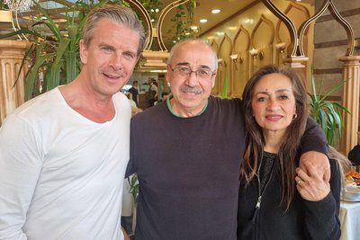 Das Ehepaar Saad Baradiy und Ismat Kaialy trafen in einem Restaurant in Damaskus den TV-Moderator Markus Lanz (links).