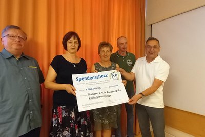 Spendenübergabe für den Kinder-Trauer-Treff der Malteser in Annaberg-Buchholz: (v. l.) Pfarrer Andreas Schumann, Jana Hering und Beate Röder vom Malteser-Hilfsdienst sowie Jens Richter und Michael Körner vom Kirchgemeinderat.
