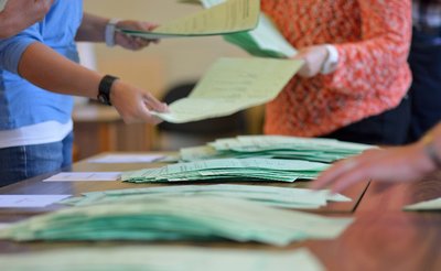 Auszählung der Stimmzettel zur Wahl des Oberbürgermeisters von Rochlitz.