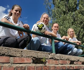 Vier junge Damen geben auf dem Fußballplatz den Ton an: Josephine Kovacs, Theresa Salokat, Pauline Marquardt und Mara Meyer (von links) wurden zu Junior-Coaches ausgebildet. 