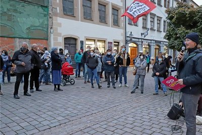 Versammlungsleiter Florian Fichtner vom Bündnis "Freiberg.Grenzenlos" begrüßte die Teilnehmer der Kundgebung.