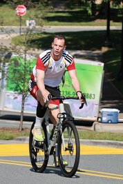 Als Radfahrer zum Training unterwegs: Manuel Neuer ist bereit für sein Comeback im DFB-Tor. 