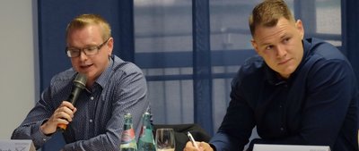... Sebastian Bernhardt (links, Die Linke) und Carlos Kasper (SPD) sowie ...