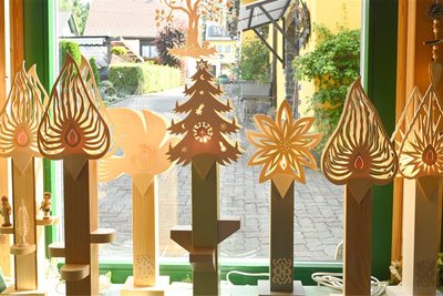 Spezialität aus dem Hause Müller: Kerzen mit je nach Jahreszeit aufsteckbaren Wechselmotiven.