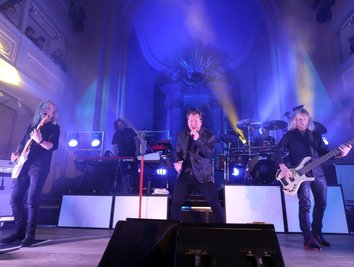 Karat brachte beim Konzert am Donnerstagabend in der Freiberger Nikolaikirche vor 600 Fans die Halle zum Beben. 