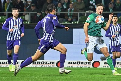 Bremens Niclas Füllkrug (im grünen Trikot) setzt sich gegen Aues Dirk Carlson durch; ganz links: Anthony Barylla, rechts: John-Patrick Strauß. 