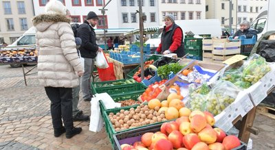  Am Donnerstag konnte auch Ute Winkler aus Grumbach (rechts) erstmals wieder frisches Obst und Gemüse auf dem Obermarkt anbieten.