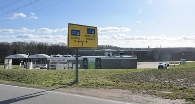 In Höhe Tankstelle soll der Radweg hinter dieser herumgeführt werden (hier: Blick aus Richtung Erlbacher Straße), so Lugaus Vorschlag. 