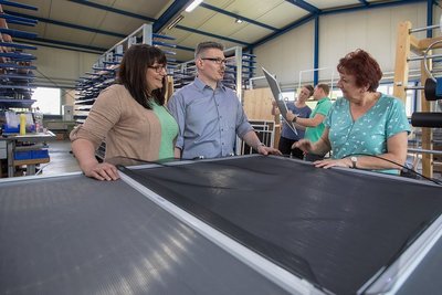 In der Milde-Rock GmbH hat jeder Mitarbeiter schon mal in der Produktionshalle gestanden und Gaze in die strapazierfähigen Rahmen gespannt - auch die Chefs Jessica Milde-Rock und Markus Milde (links). Täglich sind damit allerdings Madlen Schneider, Produktionsleiter Daniel Steiner (hinten) und Heike Färber beschäftigt. 