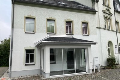 Die zu vermietenden Räume im Erdgeschoss links. Rechts daneben ist eine Allgemeinärztin und Internistin.