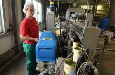In Steinberg produziert die Lausitzer Gruppe Konserven - im Bild Katrin Baumann an der Etikettiermaschine, auf dem Band ein Linseneintopf der Marke Metzger Meyer. 