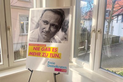 Auch wenn Sachsens Liberale mit der Ampel-Politik gelegentlich hadern: Als Parteichef ist Finanzminister Christian Lindner auf einem Plakat auch im Liberalen Haus in Dresden präsent.