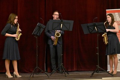 Bilder wie dieses waren in Sachsen zuletzt im Januar 2020 möglich: Damals fand in Markneukirchen der Regionalwettbewerb "Jugend musiziert" statt. Im Foto: Lena Rölz (links), Johann Schwotzer und Victoria Lorenz aus Rodewisch, die sich als Saxofon-Trio in ihrer Altersklasse für den Landeswettbewerb qualifizierten, der letztlich ausfiel, ebenso wie der Bundeswettbewerb. 
