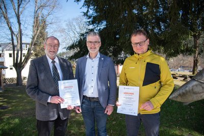 Olaf Schlott (Mitte) übergab Martin Schwarzenberg (links) und Jens Ludwig Urkunden.