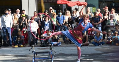 Sari Mäkelä spielt bei ihrer "Great Granny Show" eine über 90 Jahre alte Frau, die anfangs hüftsteif daherkommt, plötzlich aber fidel und beweglich wie eine junge Frau den Hula-Hoop-Reifen schwingt. 