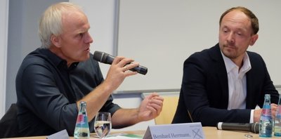 Die Kandidaten für den Wahlkreis 163 tauschten Standpunkte aus: Bernhard Herrmann (links, Die Grünen) und Marco Wanderwitz (CDU) sowie ...
