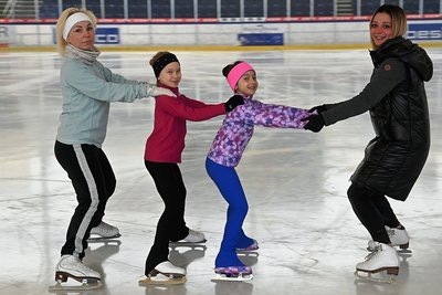 Die ukrainische Trainerin Alina Filippenko mit ihren Schützlingen Masha und Zlata sowie USG-Trainerin Stephanie Queck (v. l.) während einer Übungseinheit in der Wettkampfhalle im Eissportkomplex am Chemnitzer Küchwald. 