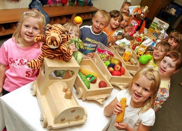 
              <p class="artikelinhalt">Die Kinder aus der Venusberger Kindertagesstätte "Pumuckels Werkstatt" wissen genau: Mit Äpfeln, Mais und frischer Milch fahren sie besser - und beugen frühzeitig Übergewicht vor. </p>
            