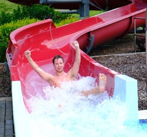 Louis Kehl sauste am Samstag im Reichenbacher Freibad mit Schwung in die Saison. Er war einer der ersten Badegäste am Vormittag.