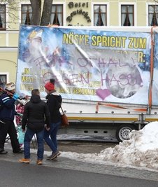 Die Plakate, die nach dem Aufstellen beschädigt wurden, sorgten für reichlich Wirbel. 