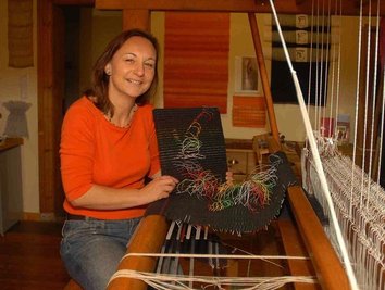 
              <p class="artikelinhalt">Birgit Enzmann am Webstuhl in ihrer Werkstatt. Andere Arbeiten aus dieser Serie hat die Grießbacherin für eine Ausstellung in der Schweiz eingereicht. </p>
            