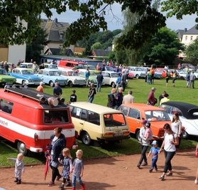 Die Oldtimer wurden auf dem Sportplatz gezeigt. 