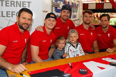 Die Eispiratenspieler Mario Scalzo, Willy Rudert, André Schietzold, Ole Olleff und Dominic Walsh (von links) standen für Fotos bereit und schrieben für ihre Anhänger. 