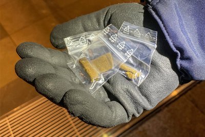 Für einen kleinen Geldschein sind ein paar Gramm Haschisch an vielen Straßenecken der Chemnitzer Innenstadt zu haben. Immer wieder entdeckt die Polizei bei Dealern auch Messer.