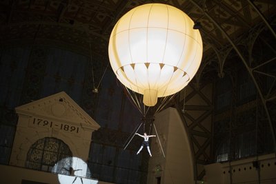 Dieser Ballon samt Akrobat, der an ihm hängt, wird beim Hutfestival in Chemnitz zu sehen sein.