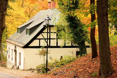 Im Gärtnerhaus am Fuß der Burg Mylau wird eine Zaumzeil-Schau eröffnet.