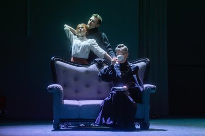 Samantha Gaul als L’Inconnue, Einar Dagur Jónsson als Nicolas und Ulrike Schneider als Madame Debord (v.l.)