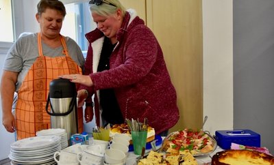 Die gute Seele des Vereins Ramona Dreißig (li.) mit Tochter Janine Volkmann, die sich regelmäßig um die Bewirtung kümmert. Auch beim gestrigen Fest zum 30-jährigen Jubiläum war das nicht anders.