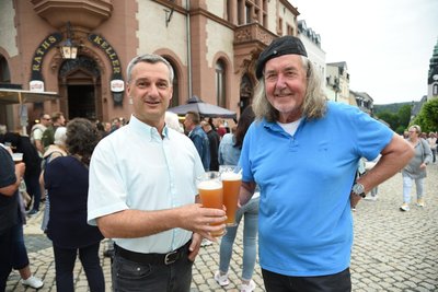 Adorfs Bürgermeister Rico Schmidt (links) und Gastronom Horst-Jürgen Engel arbeiten für die Adorfer Sommerabende vom 18. Juni bis 13. August zum fünften Mal zusammen.