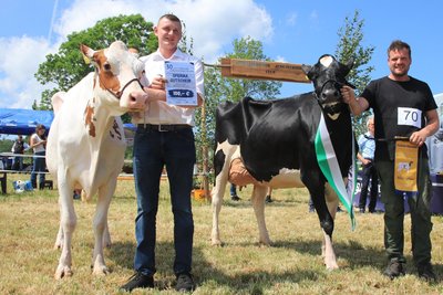 Michael Kuhn (rechts) führte die schönste Kuh des Vogtlandes im Ring. Platz zwei ging an Erik Volkmann.