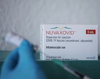 Mit dem Impfstoff Nuvaxovid des US-Herstellers Novavax gibt es nun eine Alternative zu den mRNA-Vakzinen von Biontech und Moderna. 