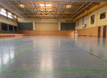 Blick in die leere Arena. Wegen fast 1000 Quadratmetern Platz gerade zu Coronazeiten für größere Tagungen geeignet - Abstände sind auch bei vielen Menschen gut einzuhalten.