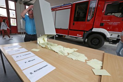 Ein Wahllokal war das Feuerwehrgerätehaus Steinpleis. Dort musste gegen 11.21 Uhr sogar die Feuerwehr ausrücken – doch es war kein Ernstfall.