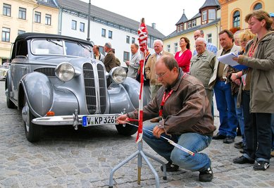 Jens Toth vom Reichenbacher Oldtimerclub misst den Abstand zwischen Fahrzeug und Hindernis. Die Geschicklichkeitsübung gehörte zur ersten Wertungsprüfung.