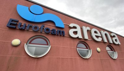 Burkhardtsdorf will die Eurofoam-Arena auch als Tagungsort etablieren. Ein Test ist an diesem Mittwoch der Kreistag mit knapp 100 Vertretern, am Donnerstag werden etwa 130 Besucher zur CDU-Mitgliederversammlung erwartet. Der Parkplatz vor dem Gebäude bietet etwa 100 Fahrzeugen Platz. 