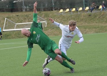 Jakob Pieles (links), hier im Zweikampf mit dem Schneeberger Ben Schmiedel, rettete dem VfB Mühltroff mit seinem späten Tor zumindest noch das Unentschieden. 
