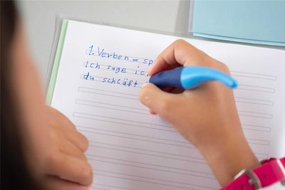 Deutschunterricht in einer Grundschule. Lernen die Kinder hier Rechtschreibung und Grammatik gut genug?
